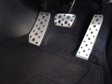 運転席アクセル・ブレーキペダル