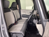 フロントシートはベンチシートです。ベンチシ―トは運転席と助手席の移動もスムーズ。狭い駐車場での乗り降りに便利です。