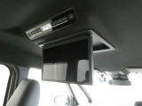 後部座席の方が退屈しないための後席モニター装備しています DVDを流すもよしテレビを見るもよし 長距離ドライブやお子様を後席にお乗せの方には大変重宝します