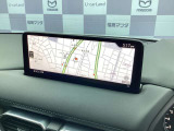 【マツダコネクト】  オーディオ操作、車両装備、ナビ案内など、統合的にモニターできる見やすいサイズのディスプレイです。