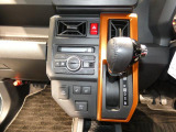 【シフト・エアコン】握りやすいシフトノブと、車内を快適に保つオートエアコン。手や指がよく触れる部分は丁寧に清掃しております。
