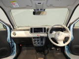 【見晴らしの良い運転席】フロントガラスは周囲を見渡しやすい設計です。自然な姿勢で運転に集中しやすい環境が整っており、日々の運転に安心感をプラスします。