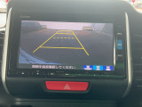 【リアカメラ】リバースに入れるだけで後方の映像が映ります。安全確認や、狭い駐車場での車庫入れ、雨の日や夜間など視界の悪い時に便利です。安全にバックする為には欠かせない装備です。