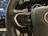 オーディオや運転支援機能などを手元で操作できるステアリングスイッチ。操作時の視線移動が少なく、安全にも貢献します。