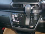 操作しやすいシフトレバーとタッチ式エアコンパネルで運転も楽々です。