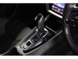ミッションはストレート型CVTマニュアルモード付になります!シフトの周りには、運転に専念できるようにビューモニタースイッチと電動パーキングスイッチを配置!