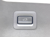 【パワーバックドア】スマートキーや運転席のボタンを押すだけでリアゲートが自動で開閉します!荷物を持っている時や、高い位置にあるバックドアを閉める際に便利な機能です♪