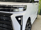 【LEDヘッドライト】悪天候や夜間走行時も良好な視界を確保し安心して運転できる高輝度LEDヘッドライトを装備!点灯速度が早く、消費電力も抑えられています。