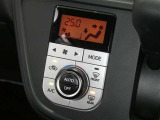 【オートエアコン】車内温度を感知して自動で温度調整をしてくれるのでいつでも快適な車内空間を創り上げます!どの席に座っても快適なドライブが楽しめます♪