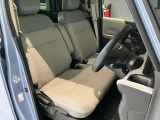 運転席、助手席です。座面も広くゆったりと座れてアームレストも付いているので重宝します。