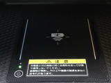 Qi対応のスマートフォンを置くだけで充電ができます。
