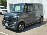 車幅いっぱいに伸びたフロントアクセサリLEDがボディーのワイド感を強調