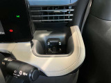 運転席側前部にドリンクホルダーあります♪運転中でも手が届きやすい位置にあって使い易いです♪