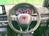 インテリアに合わせたデザインのステアリングは、運転される方のことも考え、運転しやすい形状、大きさです。是非一度、実際に触ってお確かめください。