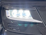 【LEDヘッドライト】悪天候や夜間走行時も良好な視界を確保し安心して運転できる高輝度LEDヘッドライトを装備!点灯速度が早く、消費電力も抑えられています。