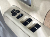 【電動格納ミラー】サイドミラーは電動格納式となっており、狭い駐車場でもキズがつくリスクを抑えられます。
