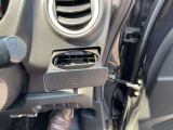 運転席側ドリンクホルダーです。高めの位置にご用意しておりますので目線を下げることなくご利用頂けます!!