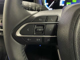 マルチインフォメーションディスプレイ内の表示切替や運転支援機能、オーディオの操作をステアリングから手を放さず行うことができ、運転に集中できます。