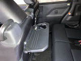 運転席/助手席シート背面にシートバックテーブルが付いています。