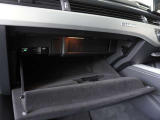 各モデルの情報がインプットされた専用テスターで過去の細かな不具合を確認し、モデルの各部位ごとに専用スペシャルツールを用いて整備します。