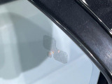 ◆ブラインドスポットモニター『左右斜め後ろを平行して走る車を認識し、車線変更の際に危険を察知するとドライバーへ警告を促します。夜・雨・トンネル内など走行時の環境が悪い時ほど便りになる安全装置です。』