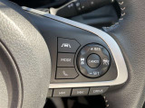 前走車を自動で追従してくれる「アダプティブクルーズコントロール(ACC)」を搭載!アクセルやブレーキを踏み続ける必要がないため、高速道路や長距離ドライブ、毎日の渋滞での疲労を軽減してくれます。