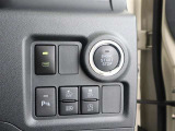 スマートキーを携帯していればキーを取り出さずにドアを施錠&解錠。クルマの始動も可能です。