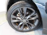 トヨタ純正アルミホイール。タイヤサイズは215/45R17です。