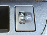 【ヘッドライトレベライザー】荷物等により車の姿勢ごとヘッドライトが上向きになってしまう時に活躍します。レベライザーによって、上向きとなってしまったロービームの照らす方向を下向きにします。