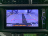 ディスプレイに後方の視界を表示し、車庫入れをサポート「距離目安線」「車幅延長線」およびステアリング操作に連動する「予想進路線」を画面に表示します。※必ず車両周辺の安全を直接確認してください。