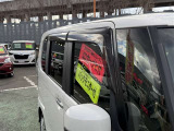 雨の日でも車内の換気ができるドアバイザー付き。タバコを吸う方や、エアコンの風が苦手な方にも嬉しい必須アイテムです。