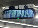 【スマートリヤビューミラー】後席の大きな荷物や同乗者で後方が確認しづらい時でも安心!カメラが撮影した車両後方の映像をルームミラー内に表示。クリアな視界で状況の確認が可能です!