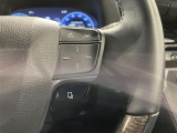 ステアリングスイッチ付きで、運転中に視線を前に向けたまま操作できます。