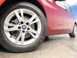 ●純正16インチアルミホイール:輸入車ならではの卓越した走りを支えるホイールと足回りです!日本車の走りに慣れている方にもぜひ体感して頂きたいほど、高いレベルでまとまっています!