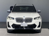 ワイドなキドニーグリルとシャープなLEDヘッドライトが、BMWらしい精悍なフロントフェイスを演出します。