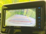 【バックカメラ】駐車時に後方がリアルタイム映像で確認できます。大型商業施設や立体駐車場での駐車時や、夜間のバック時に大活躍!運転スキルに関わらず、今や必須となった装備のひとつです!