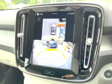 【360&deg;ビューカメラ】4台の高解像度カメラで360度の鳥瞰図を表示。隣の車や壁、死角にある障害物などを画面で確認できるため、狭いスペースでの駐車・出入りも安心です。