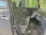 運転席まわりには十分なスペースがあり、大柄な方でもゆったり運転していただける環境です。