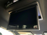 【14型有機ELフリップダウン】三列目からでも迫力のエンタメが観れる大画面フリップダウン。有機ELのモニターでは、一般的なフリップダウンよりも高コントラストでキレイな映像を楽しめます。