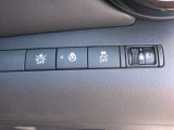運転席右下に各種スイッチが集約されています