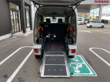 手動式のスロープや電動ウインチを使って車いすをスムーズに固定、乗車できるのが特徴です。