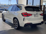 リアビューはワイド感が際立ち、どの角度から見てもBMWらしい存在感を感じられます。
