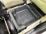 【シートアンダーボックス】シートの下に大容量の収納スペースが備わっており、靴や洗車グッズなど、外から見られたくないものをすっきり収納できて便利!