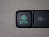 エンジン、エアコンなどを制御し低燃費な『ECONモード』に、また走りを楽しみたいとき、空調など快適性を重視したいときにはスイッチOFFで通常モードに切り替えができます!