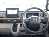 操作性に優れた運転席となります!小物入れや各ボタンの配置にこだわり、使いやすいです!座り心地もよく視認性も良好なのでロングドライブもお任せ下さい!
