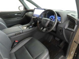 高級感のある美しいインテリアデザインの運転席です。