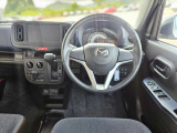 【運転席インテリアデザイン】左右対称のインテリアデザインでドライバーを包み込み運転に集中できるように設計されています。
