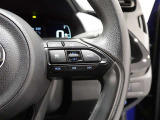 レーダークルーズコントロール機能付きです。走行中に先行車の様子を検知しながら、設定した車速の範囲内で先行車との距離のキープを支援します。詳細は販売店スタッフまでおたずねください。