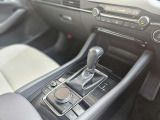 【オートブレーキホールド】停車中にブレーキペダルから足を放しても、ブレーキを自動的に制御して、車両の停車状態を保持する機能です。信号待ちなどの停車時に運転者の負担を軽減します。