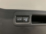 パワーバックドアは荷物の出し入れがしやすい優れものです!スイッチひとつで重いバックドアが締まります!日用品の大量買い出しにも大活躍します!